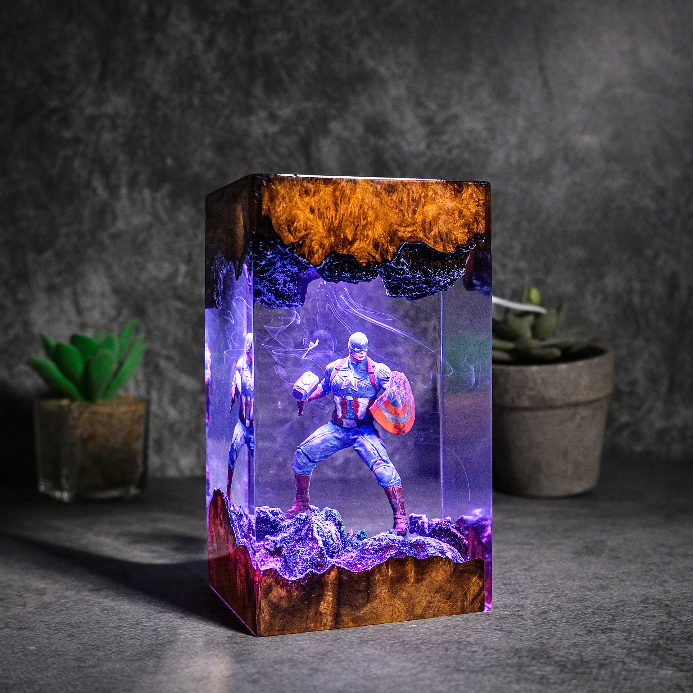 CAPTION AMERICAN Resin Handmade Lamp